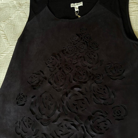 Elegant Black Floral Cutout Tank Top - Picture 2 of 4